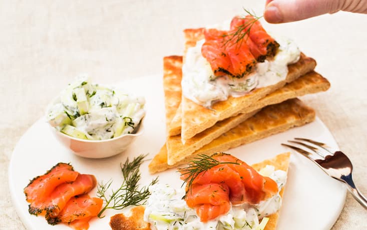 Hönökaka med Gurksallad & Lax - Pågen Hönö - Recept | Pågen